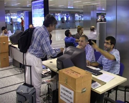 Yurt dışından gelen 10 kişiden 6'sı oy kullanamıyor!