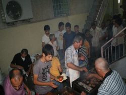 Sahurlarını Cami Avlusunda Mangal Keyfi İle Yaptılar