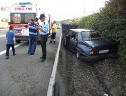 Lastiği Patlayan Otomobil Bariyerlere Çarptı: 1 Yaralı