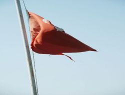 Yırtık Türk Bayrağını Gören Vali Atış, Eğitim Merkezi Yetkililerini Uyardı