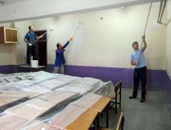 Öğretmenler, Okulu Güzelleştirmek İçin İşçi Gibi Çalışıyor