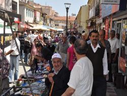 Bayram Pazarına Vatandaşlar Yoğun İlgi Gösteriyor