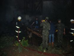 Yıldırım Düşmesi Sonucu 2 Ev, 1 Samanlık Ve 1 Ahır Yandı
