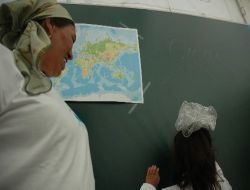 Oş'taki Çadır Okulda Özbek Ve Kırgız Öğrenciler Aynı Sınıfta Ders Başı Yaptı ( Özel)