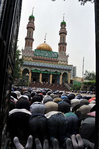 Uygurlar camileri doldurdu!