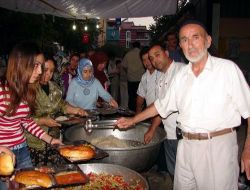 Bir Yıllık Kazancıyla Ramazanlarda Deve Kesip İftar Veriyor
