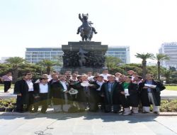 İzmir'den 89 Avukat Atatürk Anıtı Önünde 'evet' Dedi