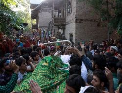 Askerlerin 4 Göstericiyi Öldürdüğü Keşmir Güvenlik Çemberine Alındı