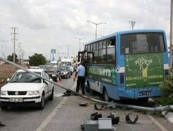 Kontrolden Çıkan Belediye Otobüsü Caddeyi Savaş Alanına Çevirdi