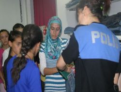 Siirt'te 30 Yetim Çocuğu Bayram Öncesi Polis Ağabeyleri Giydirdi