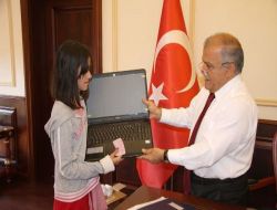Vali Şentürk, Küçük Şule'yi Laptop İle Sevindirdi