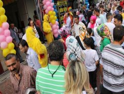 Çarşı Ve Pazarlarda Yaşanan Yoğunluk Esnafın Yüzünü Güldürdü