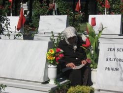 Şehit Yakınları Mezarlıklara Akın Etti