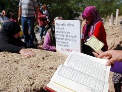 Depremin Simgesi Keko, Bayram Öncesi Annesinin Mezarını Ziyaret Etti