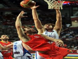 İspanya'yı 92 - 89 Yenen Sırbistan İlk Yarıfinalist Oldu