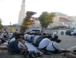 Bayram Namazını Ayasofya Önünde Kıldılar