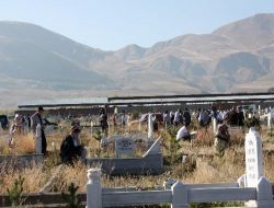 Erzurum'da Kabirler Ziyaretçi Akınına Uğradı