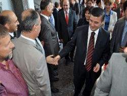 Ak Parti Ve Chp Milletvekili, Bayramlaşmada Referandum İçin Takım Elbisesine İddiaya Girdi