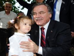Meclis Başkanı Şahin, Huzurevi Sakinlerinin Ellerini Öperek Bayramlarını Kutladı