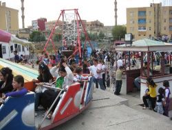 Cizreli Minikler Bayramı Ahşap Salıncaklarda Eğlenerek Geçiriyor