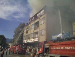 Apartmanın En Üst Katı Alevlere Teslim Oldu, Yaşlı Kadın Zor Kurtarıldı