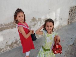 Çocuklar Kapı Kapı Dolaşıp Şeker Topladı