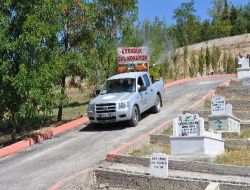 Karabük'te Cadde Ve Mezarlıklara Gül Esansı Püskürtüldü
