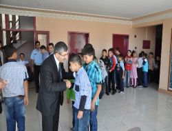 Çocuklar Başkandan Harçlık Alabilmek İçin Yarıştı