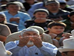 Kırgızistan'da Bayram Namazı İçin Meydanı Dolduran On Binlerce Kişi Barış İçin 'amin' Dedi