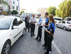 Iğdır'da Trafik Polislerinden Sürücülere Ceza Yerine Bayram Şekeri