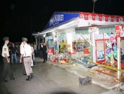 Otomobil Markete Girdi; Kazada 3 Kişi Yaralandı!