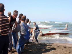 Karadeniz'de Tekne Alabora Oldu, 2 Balıkçı Yüzerek Kurtuldu