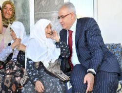 Vali'den Bir Asırlık Nineye Bayram Ziyareti