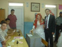 Gelinliği İle Sandığa Koştu!