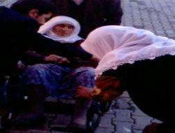 Göle'de 100 Yaşındaki Nine Tekerlekli Sandalyesiyle O Kullandı