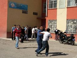 BDP'li Müşahit Seçmene Engel Olmak İstedi, 4 Kişi Gözaltına Alındı!