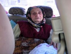 80 Yaşındaki Anneanesini Kilitlediği Aracın İçinde Unuttu