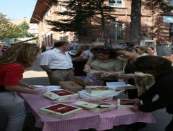 Okulla Bugün Tanışan Miniklere Pastalı Karşılama