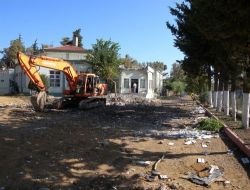 Belediyeye Ait Köşk, Köprü Ayağı İçin Yıkıldı