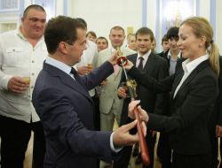 Rus Bürokratlar, Medvedev'e Doğum Günü Hediyesi Almaktan Korkuyor