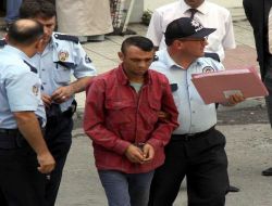 Para Vermeyenlerin Aracının Camını Taşlayan Şüpheli Adliyeye Çıkarıldı!
