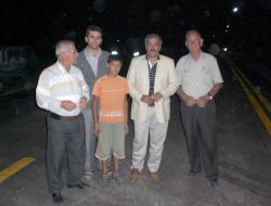 Gece Yol Yapım Çalışmalarını Denetleyen Başkana Mahalleliden Çay İkramı