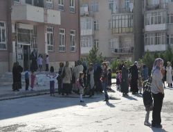 Duvarları Çatlayan Okulda Çocukları Okuyan Veliler Tedirgin