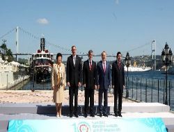 Liderler Aile Fotoğrafı Çektirdi!