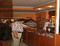 Kuyumcudan 27 Yüzüğü Çalan Hırsızlar Güvenlik Kamerasına Yakalandı