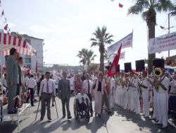 Güneş Altında Bekletilen Engeliler, Alkışla Yetkilileri Protesto Etti