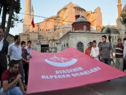 Ayasofya'da Ayin Yapma İsteğine Alperen'lerden 'tekbirli, İstiklal Marşlı' Protesto
