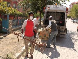 Yaşlı Kadın Ve Oğlunun Yaşadığı Evden 2 Kamyon Çöp Çıktı