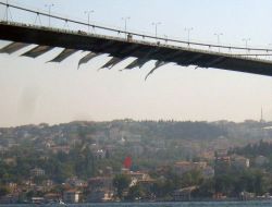 12 Dev Adam'ın Posterleri, Boğaziçi Köprüsü'nde..