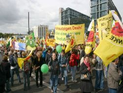 Almanya'da Nükleer Santrallere Karşı Dev Protesto: Protestocular 'Hükümet Mahallesini' Ablukaya Aldı!